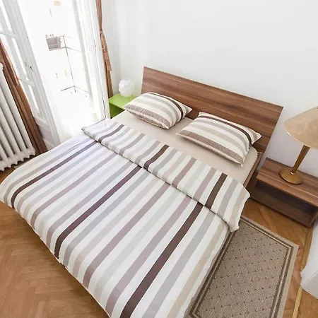 One Bedroom Republic Square Lejlighed