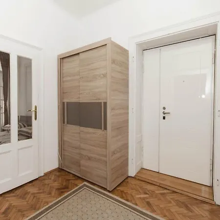 Lejlighed One Bedroom Republic Square *
